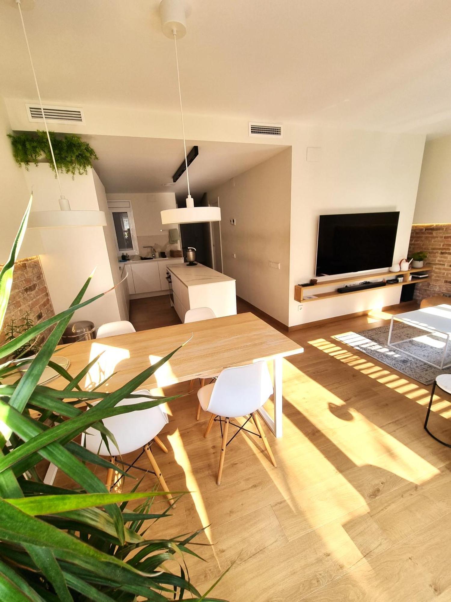 Cozy Bedroom With A Private Bathroom In A Shared House * Barcellona